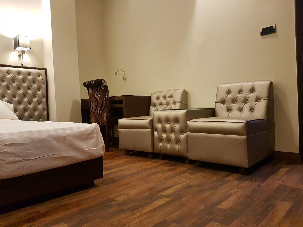 Khayyam Hotel Faisalabad Exteriör bild