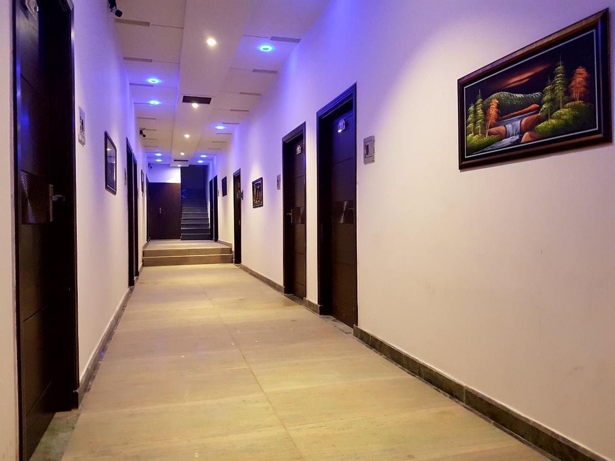 Khayyam Hotel Faisalabad Exteriör bild