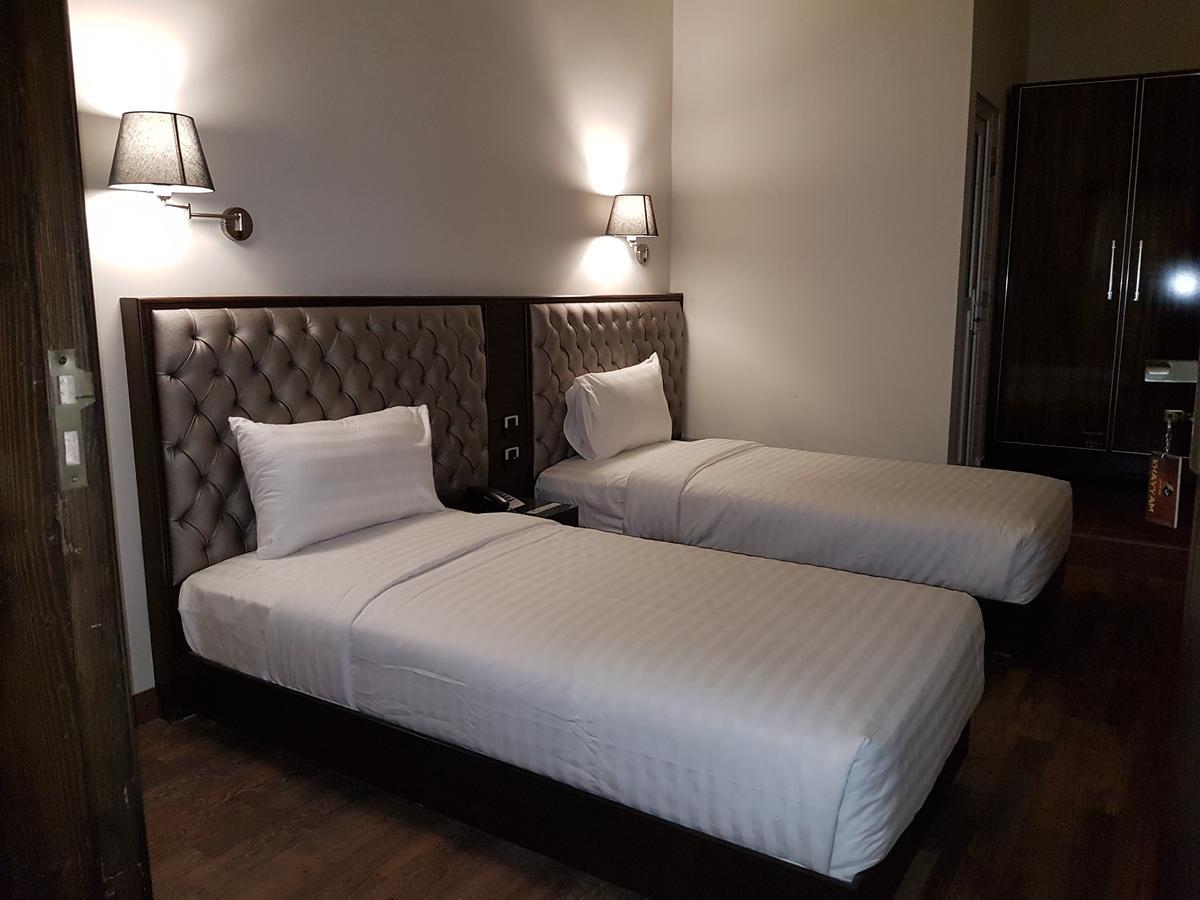 Khayyam Hotel Faisalabad Exteriör bild
