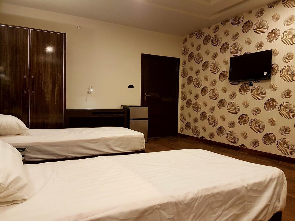Khayyam Hotel Faisalabad Exteriör bild