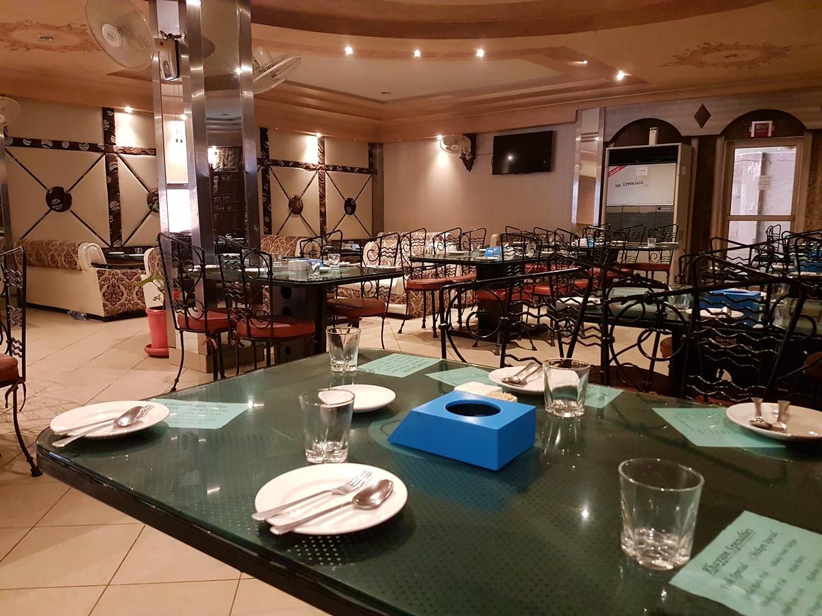 Khayyam Hotel Faisalabad Exteriör bild
